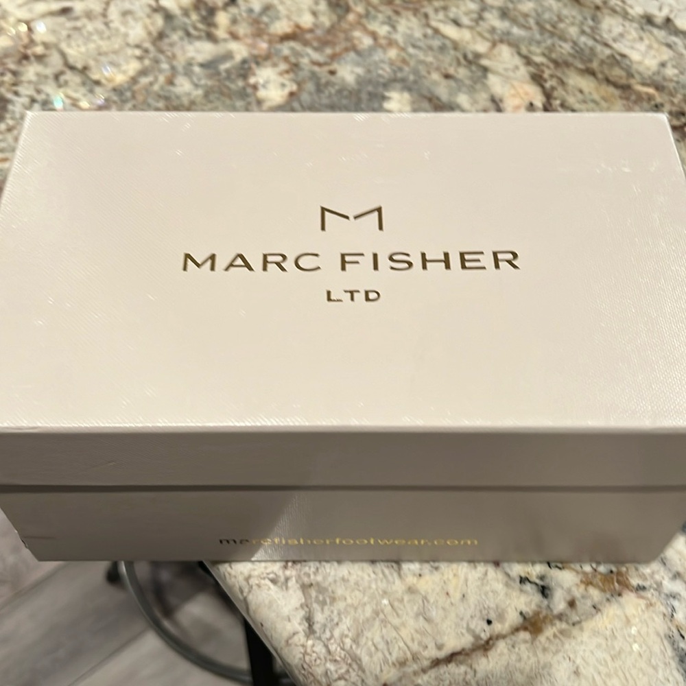 Marc Fisher, 8 1/2 Gold slide